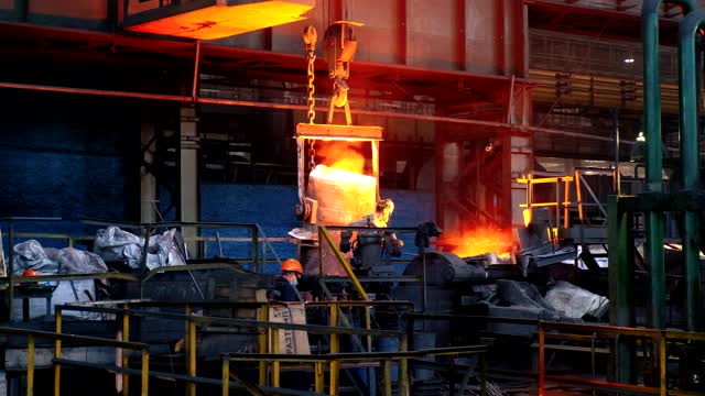 Metal casting process in metallurgical plant视频素材
