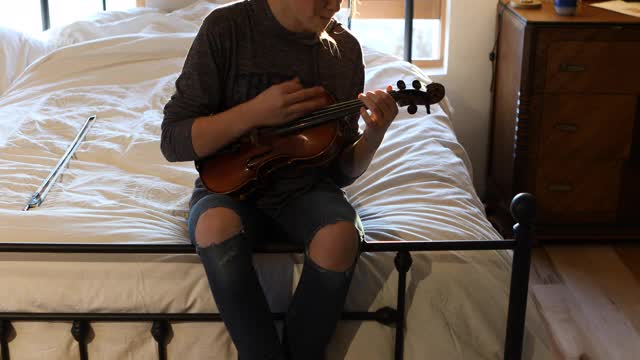 少女拉小提琴视频素材