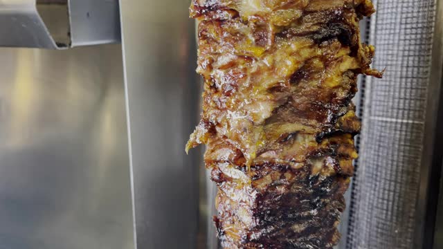 一个Rotisserie为Shawarma烤羊肉或猪肉的特写镜头视频下载