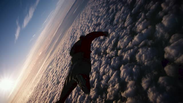 翼装跳伞在美丽的云彩在日落视频下载