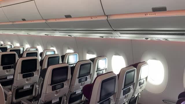 现代舒适的客机客舱与长排座位视频素材