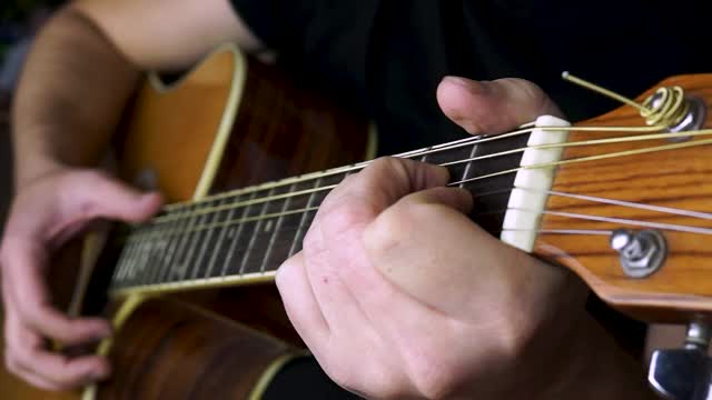 一个男人弹吉他视频素材