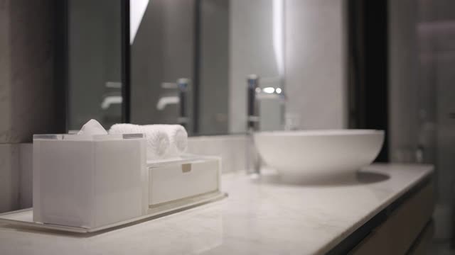 CU豪华公寓浴室平移拍摄视频素材