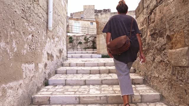 一名妇女走在马泰拉村视频下载