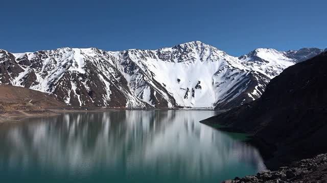 智利。阿塔卡马沙漠的一个湖。视频素材