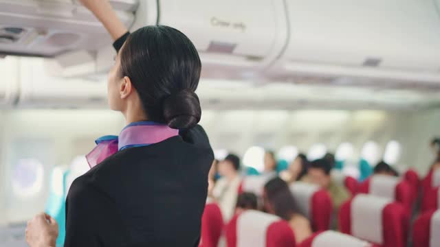 乘务员准备为乘客服务的肖像。视频素材