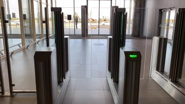 旅客通过机场的安全门，出口通道视频素材