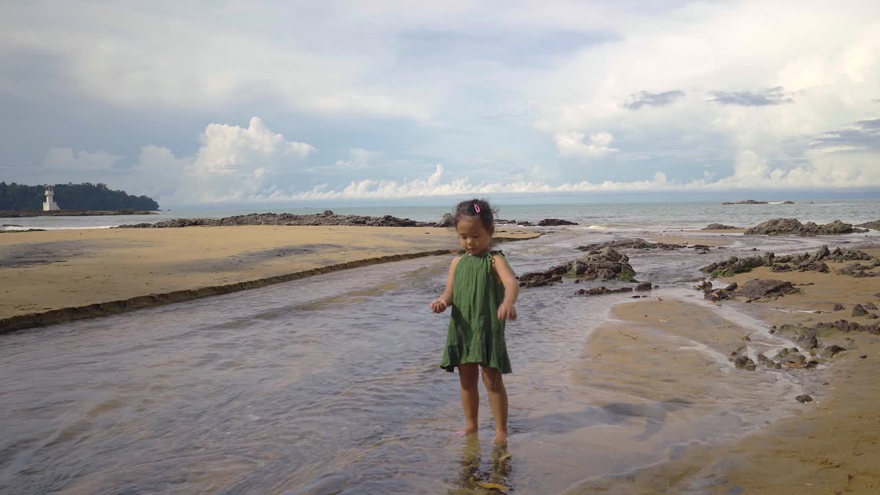 可爱的女孩在Khaolak的海边玩耍视频素材