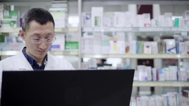 药剂师在药房使用计算机工作视频素材