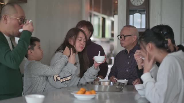 中国的多代同堂家庭在冬至期间享用汤圆视频素材