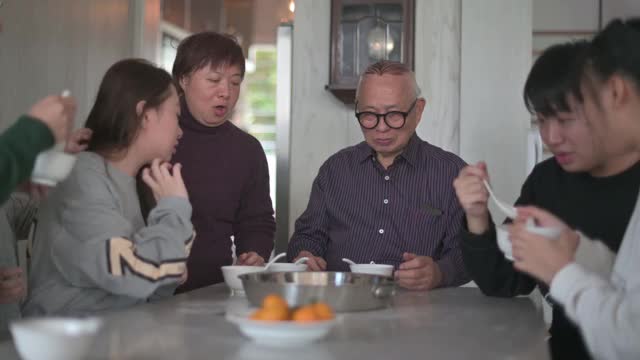 中国的多代同堂家庭在冬至期间享用汤圆视频素材