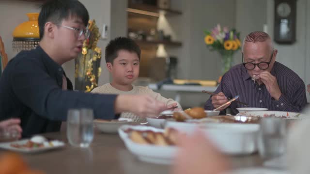 中国多代同堂的一家人在除夕夜吃团圆饭视频素材