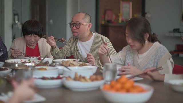 中国多代同堂的一家人在除夕夜吃团圆饭视频素材