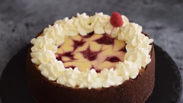 厨师用树莓装饰芝士蛋糕视频素材