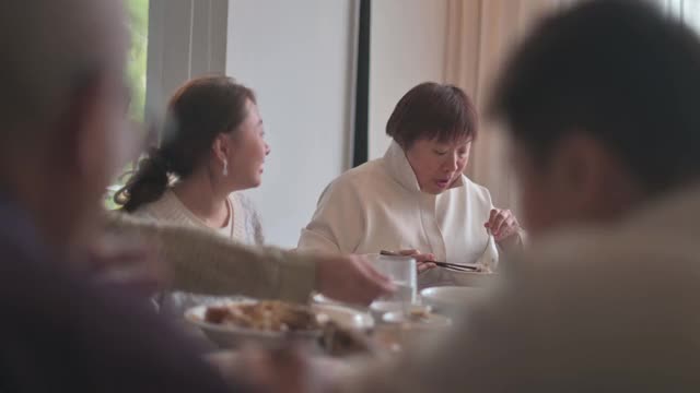 中国母亲和女儿多代同堂在除夕享受团圆饭视频素材