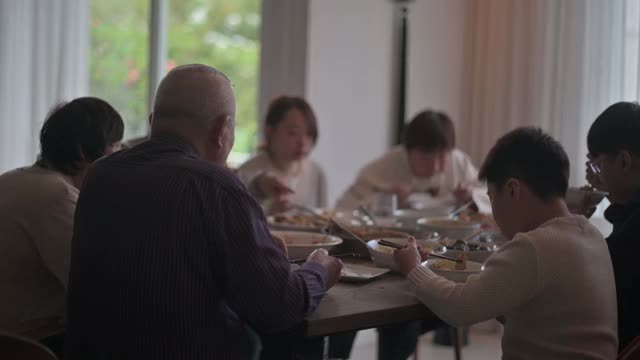 中国母亲和女儿多代同堂在除夕享受团圆饭视频素材