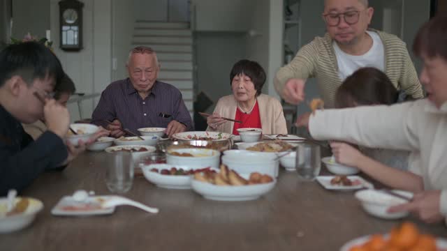 中国多代同堂的一家人在除夕夜吃团圆饭视频下载