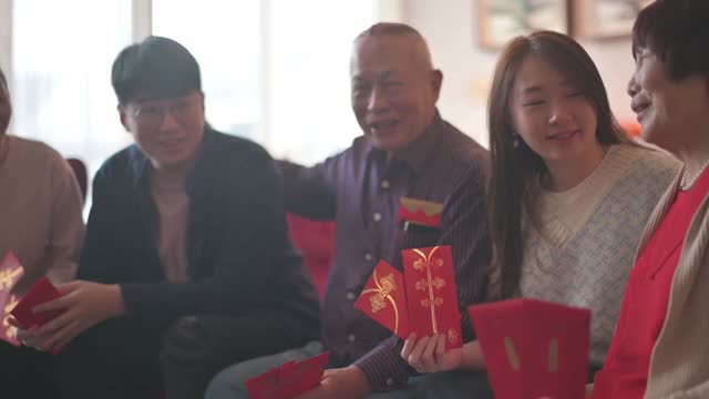 春节孙子们祝福收到红包的祖父母兴旺和幸运视频素材