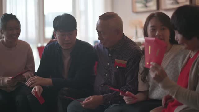 春节孙子们祝福收到红包的祖父母兴旺和幸运视频素材