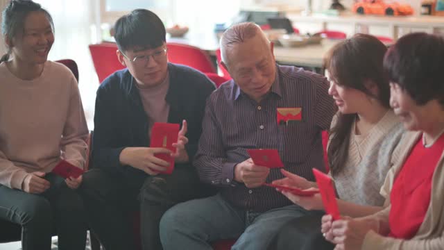 春节孙子们祝福收到红包的祖父母兴旺和幸运视频下载