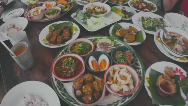 当地泰国食物，分享和传递食物视频下载