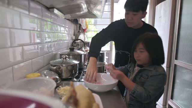 中国长辈家庭的兄弟姐妹为春节团圆饭准备了中国食物“汤圆”汤圆视频下载