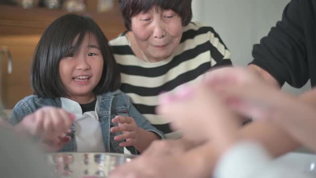 中国的老年人家庭为春节团圆饭准备中国食物“汤圆”糯米团视频下载