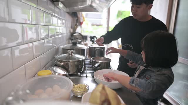 中国长辈家庭的兄弟姐妹为春节团圆饭准备了中国食物“汤圆”汤圆视频下载