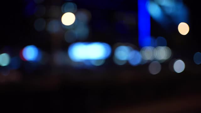 夜间交通的散焦视图视频素材