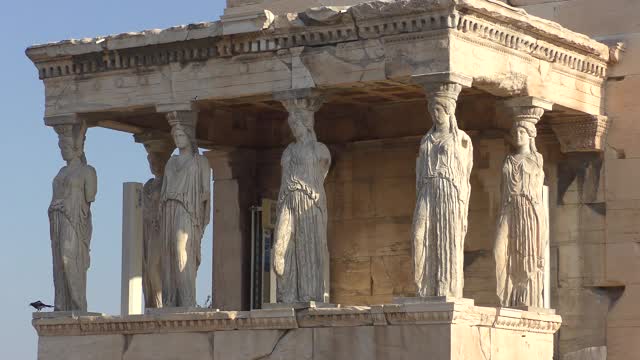 希腊雅典卫城山上的古老的伊瑞克提翁神庙视频下载