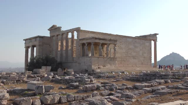 希腊雅典卫城山上的古老的伊瑞克提翁神庙视频下载