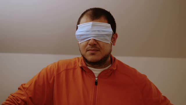 在室内，年轻人戴上眼罩来降低疫情视频下载