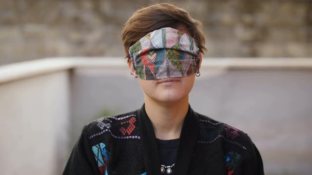 年轻女子戴着冠状病毒面具就像狂欢节面具视频下载