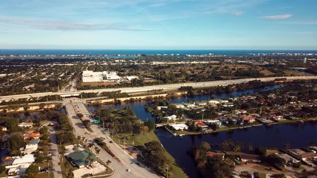 动态空中电影风格的画面中央西棕榈滩，佛罗里达克拉克湖海岸以上视频下载