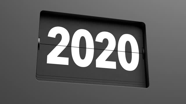 2020 - 2021。从2020年到2021年，翻转时钟缓慢转动视频素材