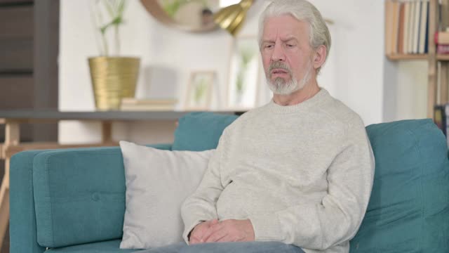 疲惫的老人背疼在沙发上视频素材