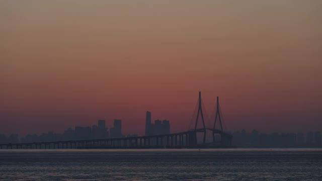 韩国仁川永宗岛松岛国际商务区和仁川大桥上的日出视频下载