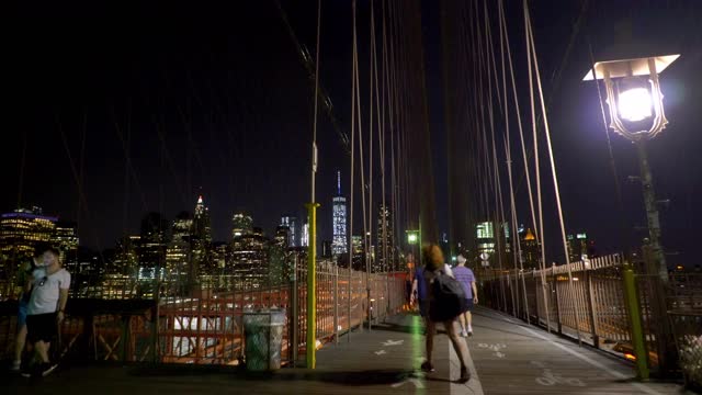 布鲁克林大桥的游客。曼哈顿金融区。视频素材