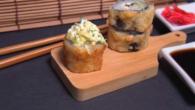 寿司卷日本料理天妇罗卷是特殊的热近距离卷视频素材