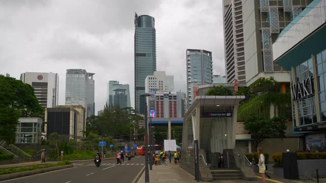 白天雅加达市区交通街道公交车站广场慢镜头全景4k印尼视频素材