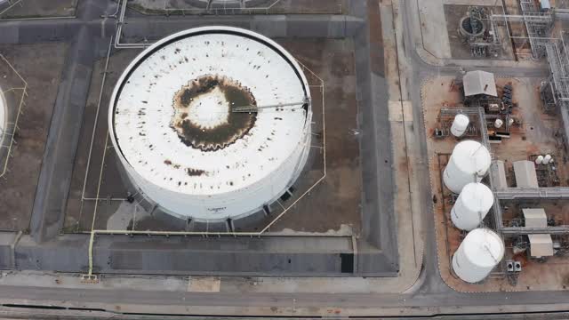 石油天然气工业施工现场，大型储油罐高空拍摄。视频下载