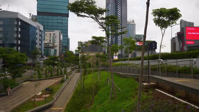 白天雅加达市区街道公交车站广场慢镜头全景4k印尼视频素材