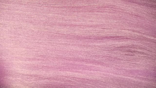 慢动作美丽的粉红色长光滑的头发纹理视频素材