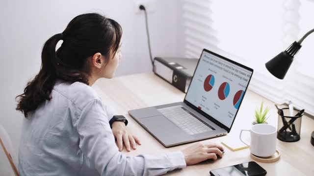 女商人在笔记本电脑上工作，等待加载电脑，却发现电脑被勒索间谍病毒感染视频素材