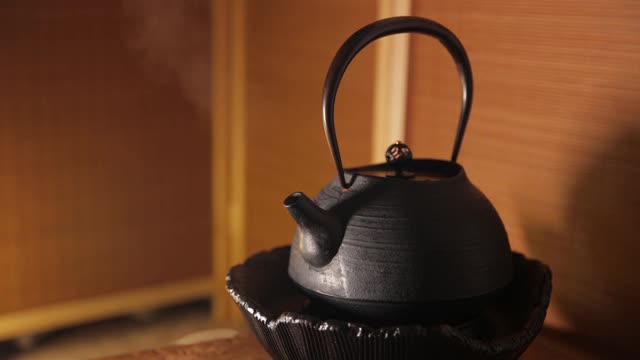 亚洲茶的概念，中国黑茶壶与蒸汽视频素材