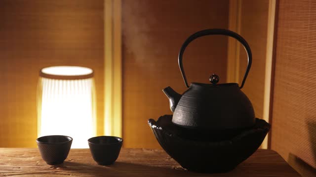 铸铁蒸汽茶壶视频素材