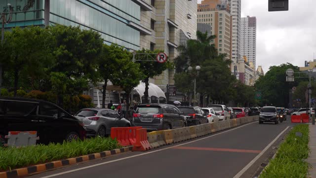 白天雅加达市中心交通街道慢镜头全景4k印尼视频素材