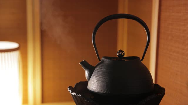 亚洲茶的概念，中国黑茶壶与蒸汽视频素材