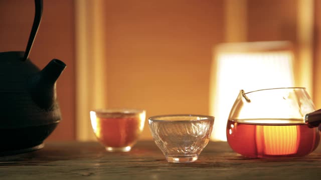 亚洲传统健康饮品，将茶倒入茶杯中视频下载