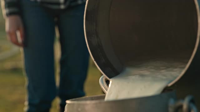 SLO MO从当地农民手中购买牛奶的概念照片视频下载